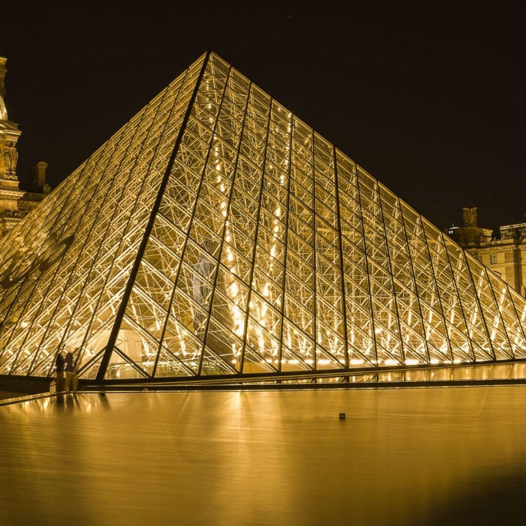 picture of the louve museum in paris